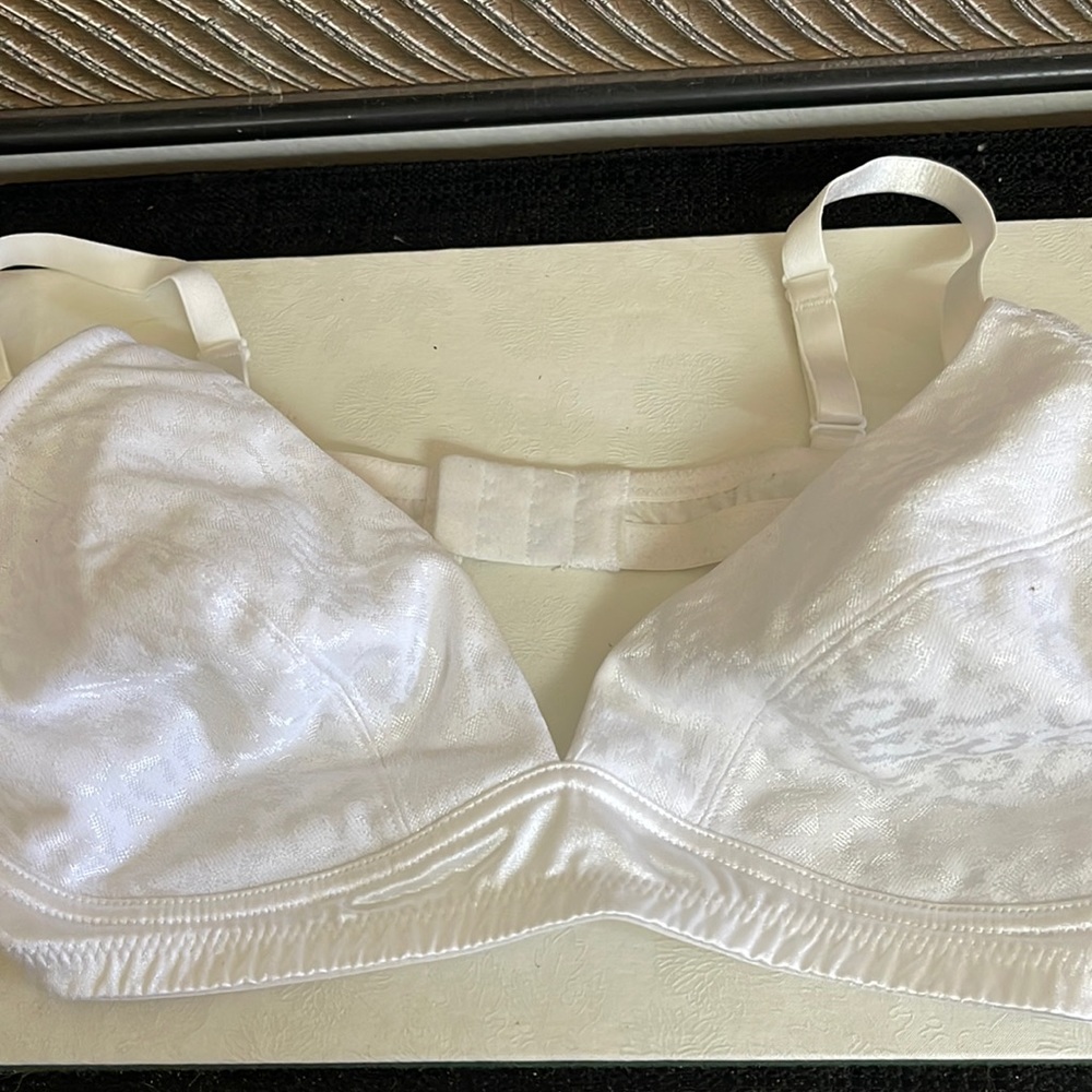 New Wireless Plunge-line Bra By Pink, 36B